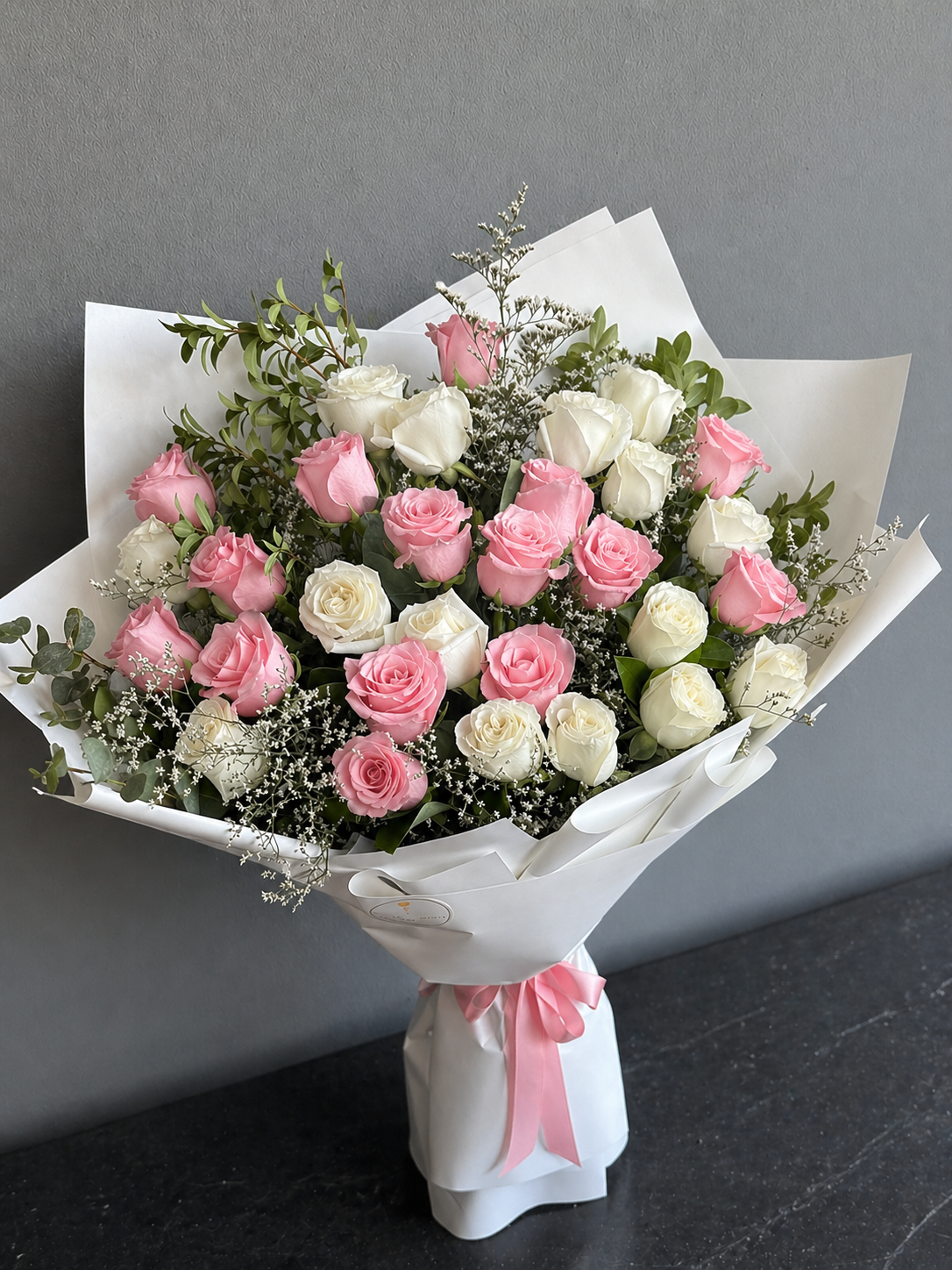 30 White and Pink Colombian Roses Bouquet – Stemsandrosesco