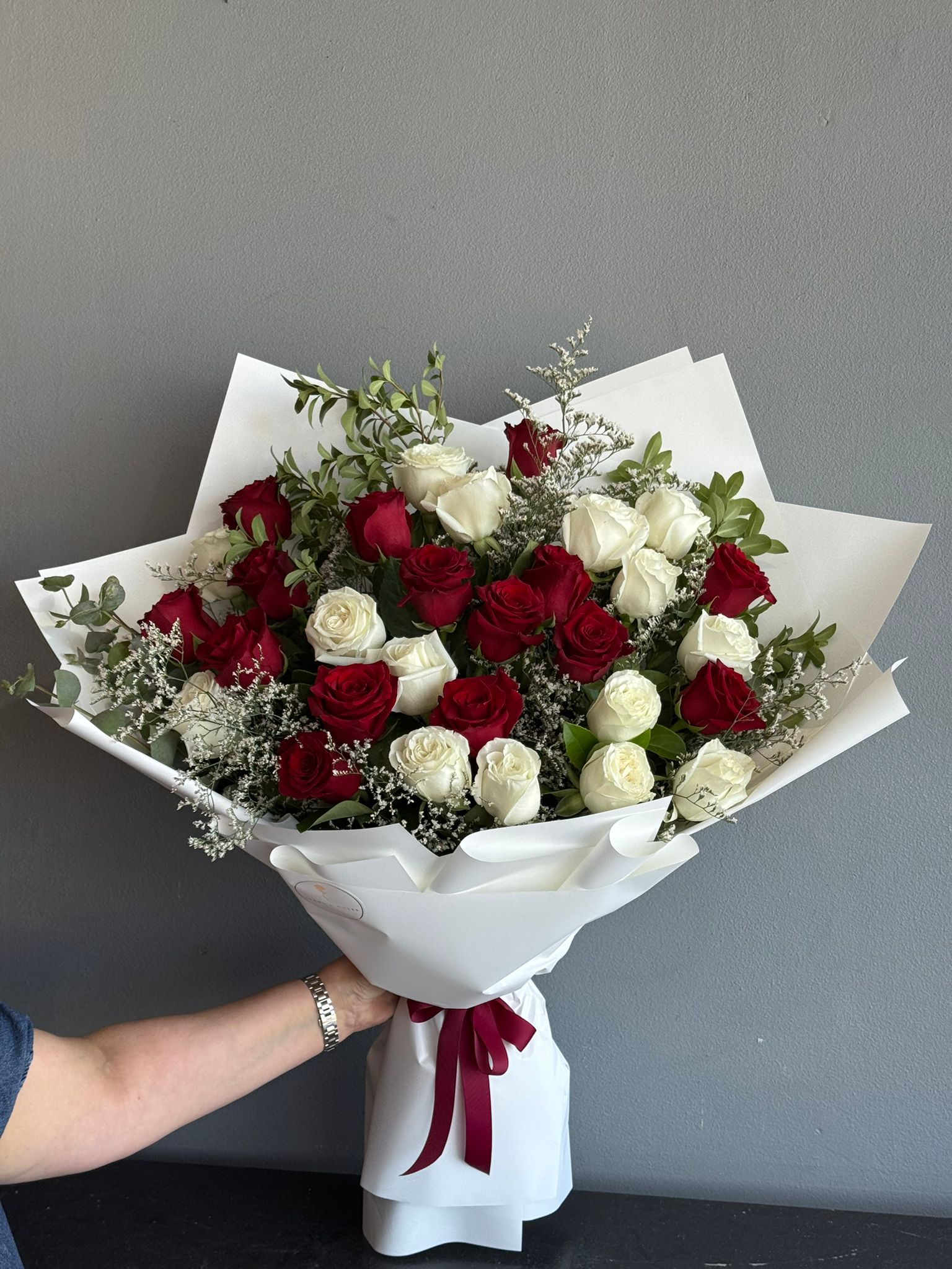 30 Red & White Colombian Rose Bouquet – Stemsandrosesco